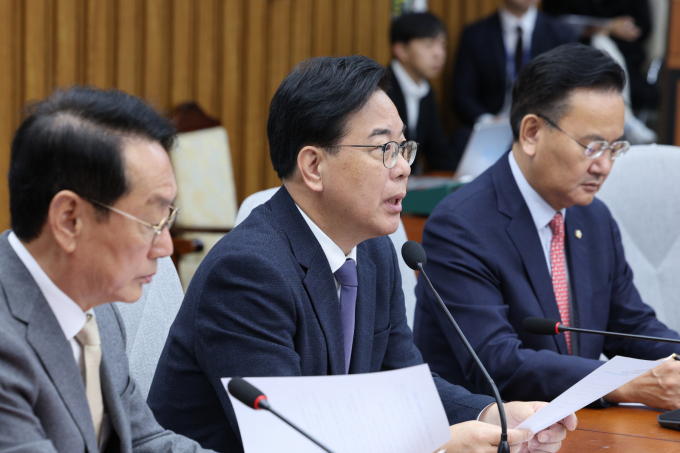 송언석 국민의힘 원내대표가 산업 현장 혼선이 커지고 있다며 노란봉투법 전면 철회를 요구했다. 사진은 25일 송 원내대표(가운데)가 서울 여의도 국회에서 열린 국민의힘 원내대책회의에서 발언한 모습. /사진=뉴스1