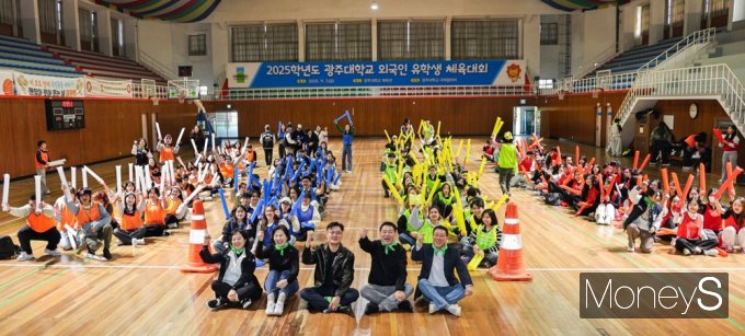 김동진 광주대학교 총장(앞줄 가운데), 김경태 광주대학교 대외협력처장(앞줄 오른쪽 두번째),이기표 광주대학교 국제협력처장 등이 외국인 유학생들과 체육대회를 마친 후 화이팅을 외치고 있다./사진=광주대학교 제공.