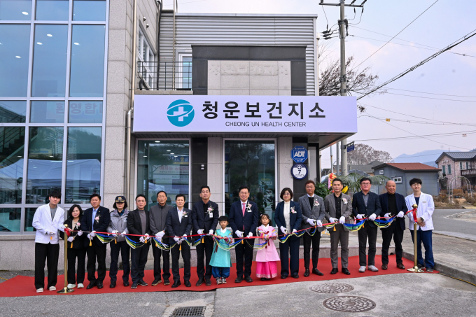 전진선 양평군수(왼쪽 열번째)가 지난 24일 청운보건지소 그린리모델링 완공식에 참석해 관계자들과 기념 촬영을 하고 있다. /사진제공=양평군