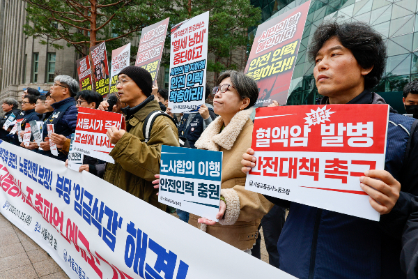 서울교통공사 제1노조가 다음달 12일 총파업을 예고했다. 사진은 김상철 공공교통네트워크 정책센터장이 25일 서울시청 앞에서 열린 서울교통공사노동조합 '쟁의행위 찬반투표 결과 및 총파업 예고 기자회견'에 참석해 발언하고 있는 모습. /사진=뉴스1