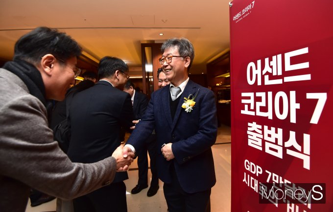 김형기 머니S 대표이사가 '어센드 코리아 7' 출범식에서 참석자들과 악수를 하고 있다. /사진=장동규 기자