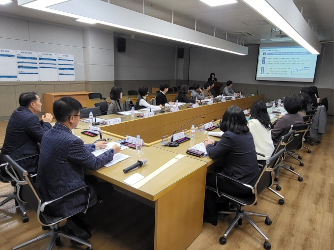  평택시가 지난 24일 통합방위종합상황실에서 복지국장을 비롯해 보건소장, 국민건강보험공단 평택지사장, 관련 부서장 등 20여 명이 참석한 가운데 '평택시 의료·요양·돌봄 연계 강화 추진회의'를 개최하고 있다. /사진제공=평택시