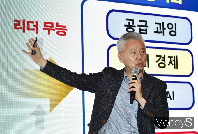 홍성국 더불어민주당 전 최고위원(혜안리서치 대표)이 '어센드 코리아7' 출범식에서 7만달러 시대를 위한 선결조건을 주제로 발표하고 있다./사진=장동규 기자