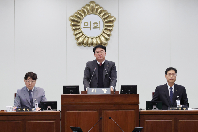 이상승 칠곡군의회 의장(가운데이 25일 제314회 제2차 정례회를 진행을 하고 있다./사진제공=칠곡군의회