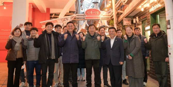 이충우 여주시자을 비롯한 벤치마킹 방문단이 21일 용산 신흥시장을 방문해 우수사례를 벤치마킹한 후 단체 기념 촬영을 하고 있다. /사진제공=여주시