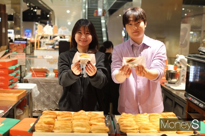 롯데백화점 광주점 지하1층 행사장에서  '사과당 팝업스토어'관계자들이 예산 명물 사과를 주재료로 만든 사과파이를 선보이고 있다/사진=롯데백화점 홍보 3팀 제공.