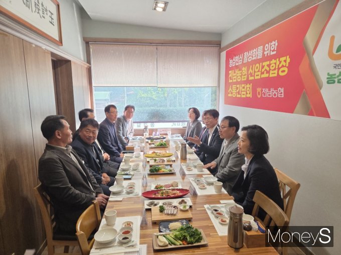 이광일 농협전남본부장이 관내 신임 조합장들과 소통 간담회를 갖고 있다/사진=농협전남본부 제공.