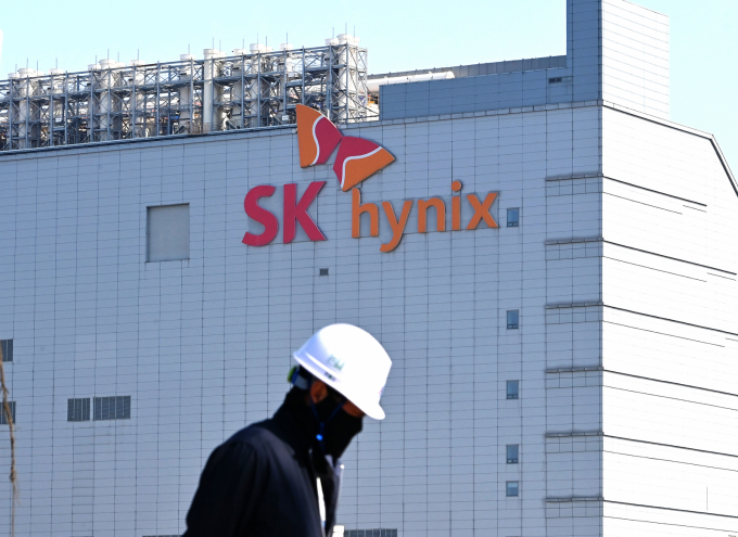 SK그룹이 SK하이닉스의 기록적인 반도체 수출 호조에 힘입어 올해 수출액이 역대 최고치인 120조원대에 달할 것으로 전망된다. 사진은 이날 경기 이천시 SK 하이닉스 본사 모습. /사진=뉴시스