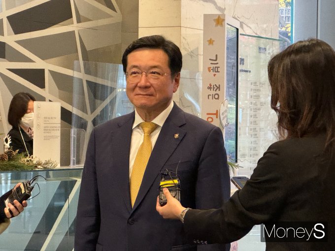25일 이찬희 삼성 준법감시위원회 위원장이 서울 서초구 삼성생명 서초사옥에서 열리는 준감위 정례회의에 앞서 기자들의 질문에 답변하고 있다. /사진=정연 기자