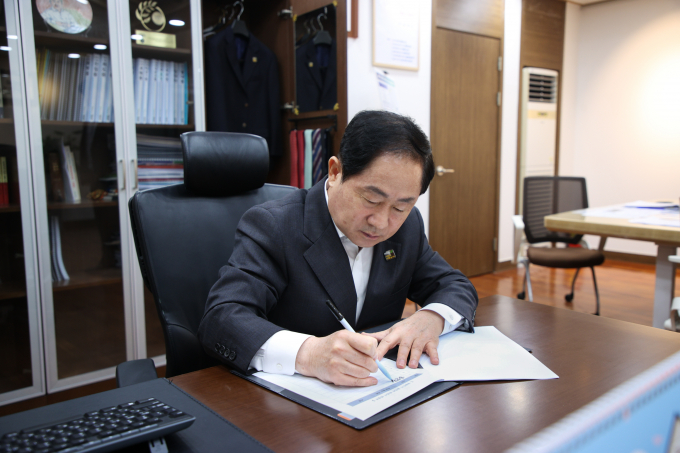 지난 4월7일 헌법재판소 심리 촉구 탄원서에 서명하는 주광덕 남양주시장. /사진제공=남양주시