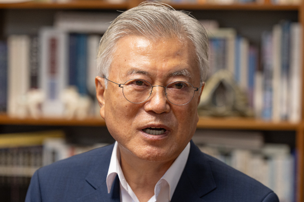 전 사위 급여 관련 뇌물수수 혐의를 받는 문재인 전 대통령 측이 "검찰의 트럭 기소"라고 지적했다. 사진은 문 전 대통령이 지난 8월7일 경남 양산시 평산마을 사저에서 정청래 더불어민주당 대표와 대화하고 있는 모습. /사진=뉴시스(더불어민주당 제공)