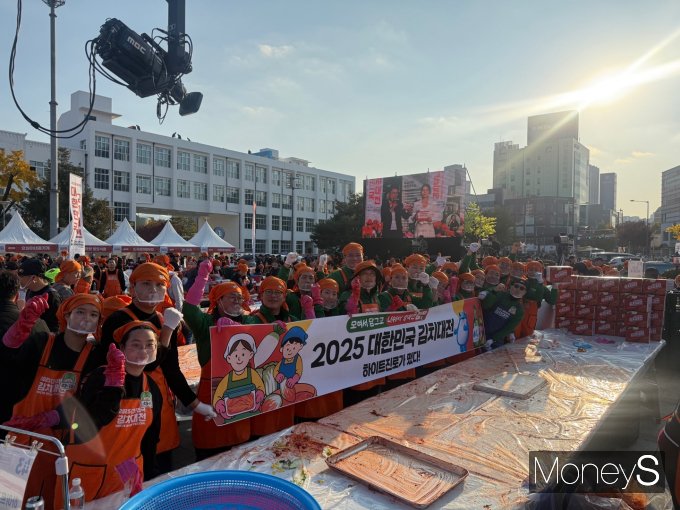 하이트진로 특판광주지점 임직원과 대학생 서포터즈들은 지난 22일 광주 5·18민주광장에서 열린 '2025 대한민국 김치대전'에 참여해 김장김치 담그기 행사를 진행했다/사진=하이트진로 특판광주지점 제공.