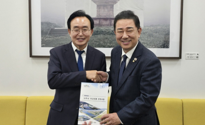 윤병태 전남 나주시장(왼쪽)이 지난 24일 김병기 더불어민주당 원내대표와 면담을 갖고 2026년 국고 지원 사업 지원을 요청한 뒤 기념촬영을 하고 있다./사진=나주시