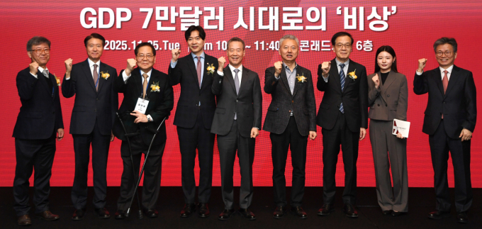 대한민국이 1인당 국내총생산(GDP) 7만달러 시대를 향해 나아가기 위해서는 사회·정치·경제 전반의 대대적 혁신이 요구되는 가운데 정년 연장 문제는 더 이상 미룰 수 없는 핵심 과제로 꼽힌다. 사진은 김형기 머니S 대표이사(왼쪽부터), 이경구 김앤장 변호사, 윤만호 EY한영 화장, 박성훈 국민의힘 의원, 홍선근 머니S 회장, 홍성국 더불어민주당 전 최고위원, 김화진 미시간대 로스쿨 석좌교수, 이예빈 머니S 기자, 오병상 머니S 상임고문이 25일 서울 영등포구 여의도 콘래드서울에서 열린 머니S 주최 '어센드 코리아 7' 포럼에서 기념촬영을 하고 있는 모습. /사진=장동규 기자(머니S)