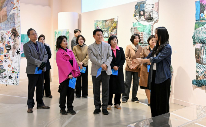 김동근 의정부시장(가운데)이 '도서관 속 작업실Ⅳ' 개막식 참석자들과 전시된 작품을 관람하고 있다./사진제공=의정부시