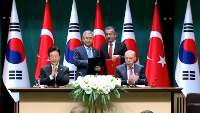 24일 튀르키예 대통령궁에서 한국과 튀르키예 양국 정상 임석하에 원자력 협력 MOU가 체결됐다. 사진은 이재명 대한민국 대통령(왼쪽부터), 김동철 한국전력 사장, 네자티 야마치 튀르키예 원자력공사 사장, 에르도안 튀르키예 대통령. /사진=한국전력/사진=한국전력