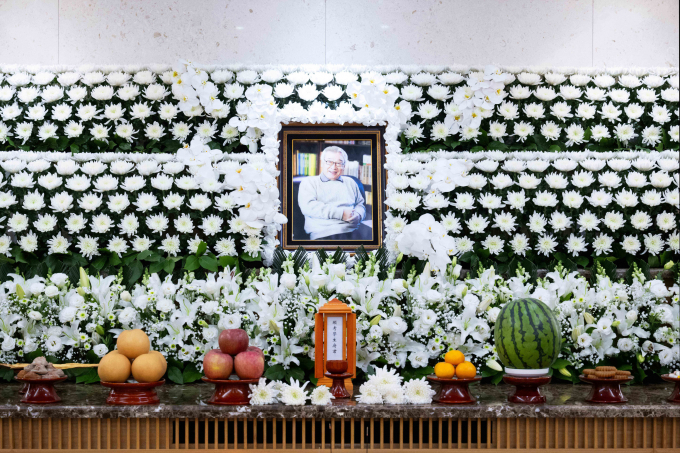 원로 배우 이순재(91)가 별세한 소식이 전해지자 후배 배우들과 정계 인사들이 근조화환을 보내며 추모했다. 사진은 고(故) 이순재 빈소가 25일 서울 송파구 서울아산병원 장례식장에 마련된 모습. /사진=뉴스1(공동취재)