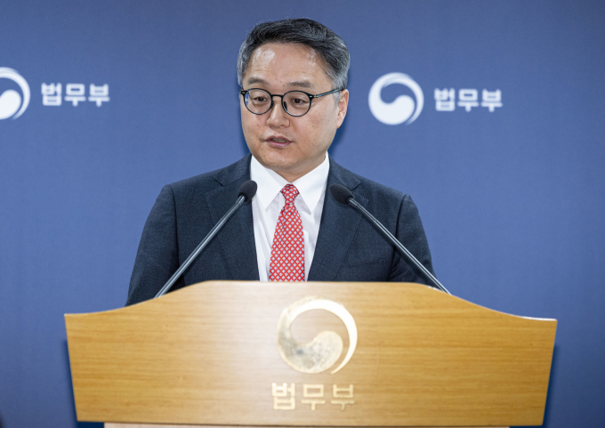 정부가 국제투자분쟁(ISDS) 소송에 사용된 74억원을 지급할 것을 론스타 측에 요청했다. 사진은 지난 19일 경기 과천시 중앙동 정부과천청사 내 법무부 청사에서 론스타 ISDS 취소 결정 선고 관련 브리핑을 한 정홍식 법무부 국제법무국장의 모습. /사진=뉴스1 