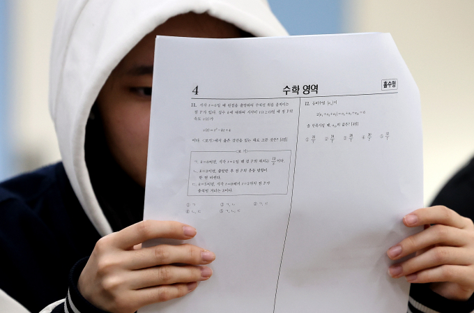 대학수학능력시험 출제 기관인 한국교육과정평가원(평가원)이 2026학년도 대학수학능력시험(수능)에 논란 문항에 대해 오류가 없다고 판정했다. 사진은 지난 14일 대구 수성구 정화여자고등학교 3학년 교실에서 수험생들이 전날(13일) 치른 2026학년도 대학수학능력시험 가채점을 한 모습. /사진=뉴시스