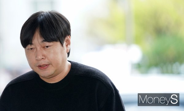 불법 도박 혐의를 받는 개그맨 이진호가 경찰의 보완 수사 후 다시 검찰에 송치됐다. 사진은 불법 도박 혐의를 받는 개그맨 이진호가 지난해 서울 강남구 대치동 강남경찰서에 피의자 신분으로 출석하는 모습. /사진=임한별기자