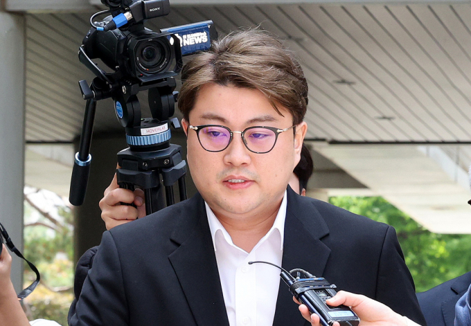 가수 김호중이 12·3 비상계엄 당시 국군방첩사 요원들 사이에서 방송인 김어준과 오인된 해프닝이 드러났다. 사진은 지난해 5월 서울중앙지방법원에 출석한 음주 운전 뺑소니 등의 혐의로 구속 영장이 청구된 트로트 가수 김호중. /사진=머니투데이