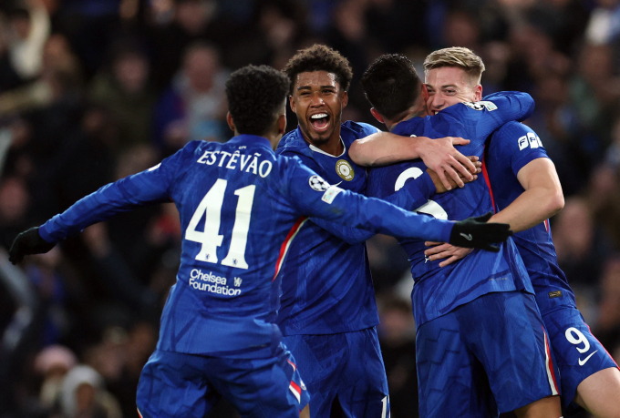 첼시가 FC바르셀로나를 3-0으로 꺾었다. 사진은 26일(한국시각) 영국 스탬포드 브리지에서 열린 바르셀로나와의 2025-26시즌 유럽축구연맹 챔피언스리그 리그페이즈 5차전에서 득점을 터트린 이스테방 윌리앙(가운데)이 동료들과 세리머니를 하는 모습. /사진=로이터