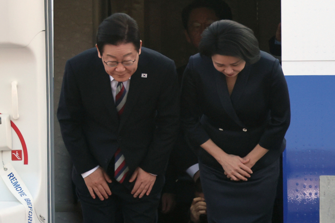이재명 대통령이 주요20개국(G20) 계기 아프리카·중동 4개국 순방을 마치고 귀국했다. 사진은 26일 순방 일정을 마무리한 이 대통령과 김혜경 여사가 경기 성남시 서울공항을 통해 귀국한 모습. /사진=뉴스1