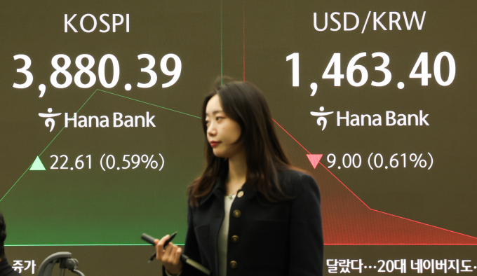 간밤 미국 증시가 상승 마감한 가운데 국내 증시 역시 26일 장 초반 소폭 오름세다. 사진은 이날 서울 중구 하나은행 딜링룸 전광판. /사진=뉴스1