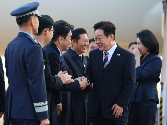 이재명 대통령이 G20 계기 아프리카·중동 순방을 끝으로 올해 다자 외교를 마무리했다. 사진은 26일 이 대통령이 경기 성남공항에 도착해 강훈식 비서실장과 악수하는 모습. /사진=뉴시스