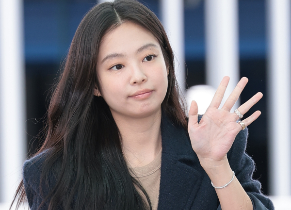 블랙핑크 제니가 '환승연애4'에 출연한다. 사진은 블랙핑크 제니가 해외 일정을 위해 지난 4일 인천국제공항을 통해 프랑스 파리로 출국하기 전 인사를 하는 모습. /사진=뉴스1