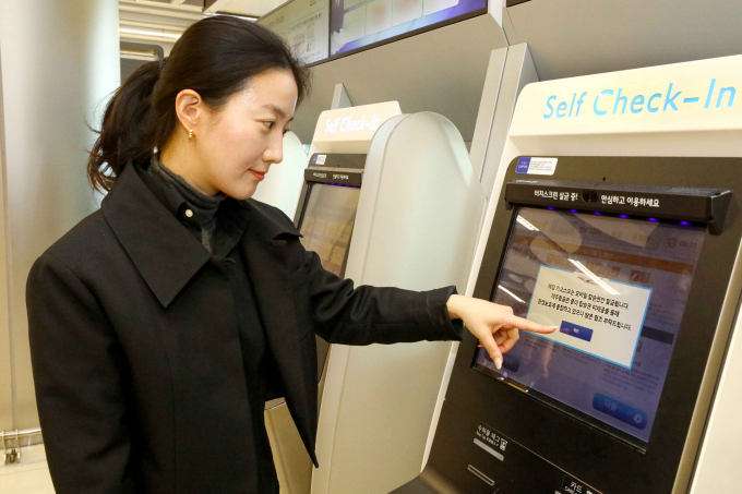 제주항공이 김포국제공항 국내선 키오스크에서 종이 대신 모바일 탑승권 발급을 실시한다. /사진=제주항공