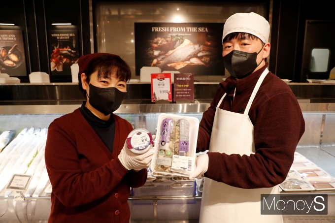 광주신세계 본관 지하 1층 식품관에서는 제철을 맞은 굴이 판매중이다 봉지굴과 컵굴은 손질돼 있어 바로 요리해 먹을 수 있다/사진=광주신세계 제공.