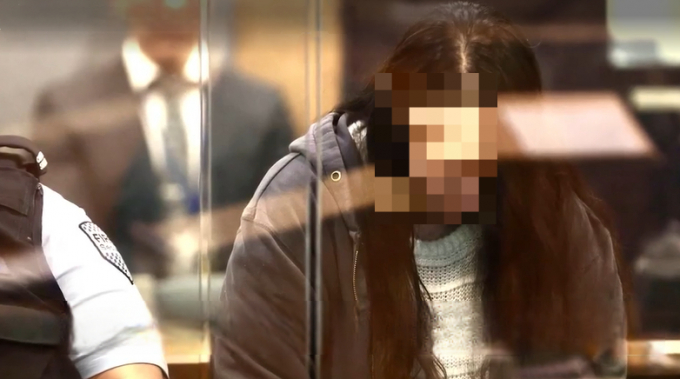 두 자녀를 살해하고 가방에 유기한 혐의로 기소된 한국계 뉴질랜드 시민권자 이모씨(45)가 1심에서 종신형을 선고받았다. 사진은 재판 받는 중인 이씨의 모습. /사진=뉴질랜드해럴드 영상 캡처