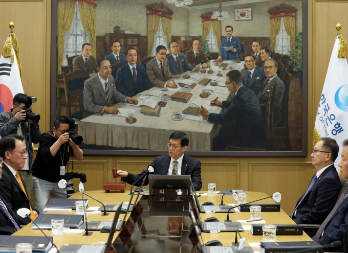 이창용 한국은행 총재가 지난 10월23일 오전 서울 중구 한국은행 본관에서 열린 금융통화위원회 본회의에서 의사봉을 두드리고 있다./사진=뉴스1