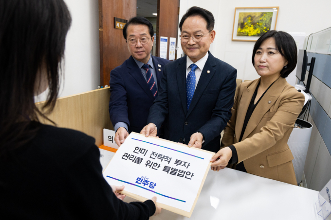 더불어민주당이 26일 대미투자특별법을 발의했다. 사진은 26일 허영 더불어민주당 원내정책수석부대표(가운데)와 문금주, 백승아 원내부대표가 서울 여의도 국회 의안과에 한미 전략적 투자관리를 위한 특별법안을 제출하는 모습. /사진=뉴스1