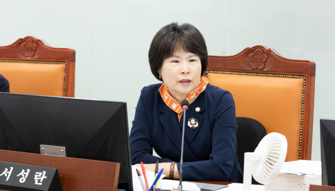 경기도의회 건설교통위원회 서성란 의원(국민의힘·의왕2)이 지난 25일 열린 제387회 정례회 철도항만물류국 2026년도 예산안 심사에서 의왕시 철도 지하화 통합개발의 시급성을 강조하며 질문하고 있다. /사진제공=경기도의회