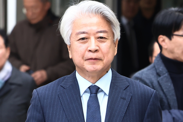 불법 정치자금 6000만원을 받은 혐의로 재판에 넘겨진 노웅래 전 더불어민주당 의원이 1심에서 무죄를 선고받았다. 사진은 사업가로부터 6000만원의 불법 정치자금 수수 혐의를 받는 노 전 의원이 26일 오전 서울 서초구 서울중앙지방법원에서 열린 1심 선고 공판을 마치고 나오는 모습. /사진=뉴스1