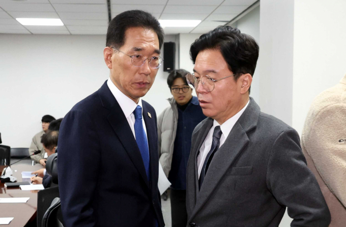 더불어민주당과 정부가 임금체불 근절을 위해 법정형을 3년 이하 징역에서 5년 이하 징역으로 상향하는 법 개정을 연내 추진한다.  사진은 26일 김주영 국회 기후에너지환경노동위원회 더불어민당 간사(왼쪽)와 김영훈 고용노동부 장관이 서울 여의도 국회에서 열린 당정협의회에서 대화하는 모습. 있다. /사진=뉴시스