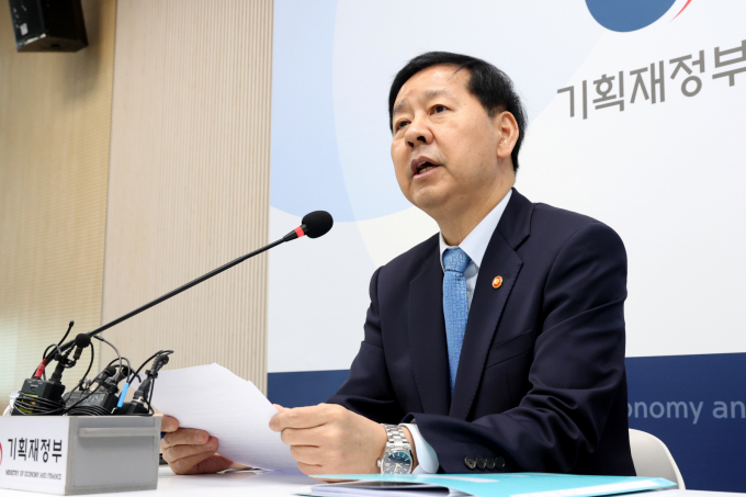구윤철 경제부총리 겸 기획재정부 장관이 26일 세종시 정부세종청사 기자실에서 출입기자단 기자 간담회를 열고  외환시장 등 최근 경제상황 관련 내용을 설명하고 있다./사진=뉴스1