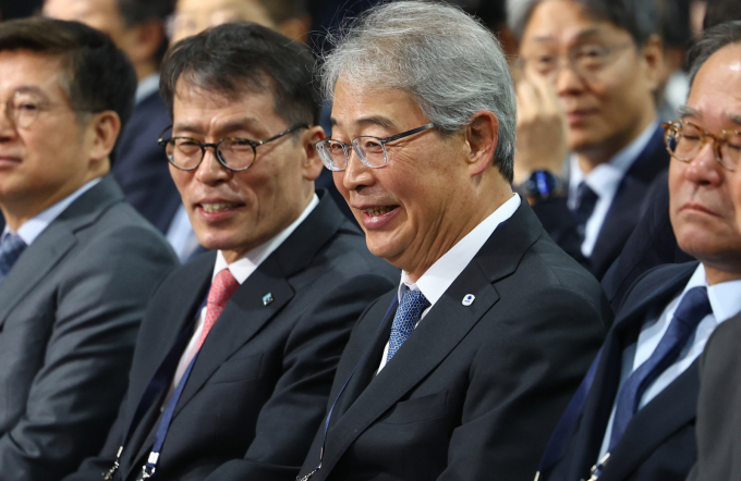 임종룡 우리금융 회장이 생명보험사 통합 작업을 2028년까지 마무리 하겠다는 의지를 밝혔다. 사진은 26일 오전 서울 양재동 aT센터에서 열린 코리아 핀테크 위크 2025 개막행사에 참석한 임 회장./사진=뉴시스