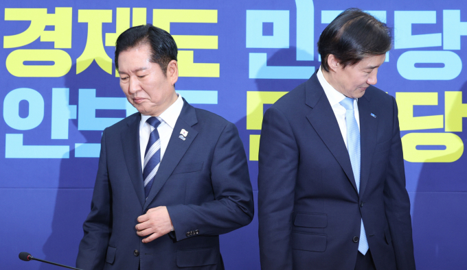 정청래 더불어민주당 대표와 조국 조국혁신당 대표가 26일 정치개혁 사안을 두고 미묘한 신경전을 벌였다. 사진은 26일 정 대표가 서울 여의도 국회 민주당 대표실에서 조 대표와 악수를 나눈 후 자리에 착석하는 모습. /사진=뉴스1