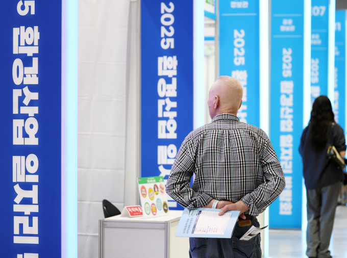 지난 5월27일 서울 서초구 aT센터에서 열린 2025 환경산업 일자리 박람회에서 백발의 어르신이 채용부스를 살펴보고 있다. / 사진=뉴스1 오대일 기자 /사진=(서울=뉴스1) 오대일 기자