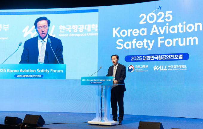 산·학·관이 모여 항공 안전 관리 기반을 논의하는 '2025 대한민국 항공안전포럼'이 26일 인천 중구 그랜드 하얏트 인천에서 개최됐다.사진은 포럼에 앞서 환영사를 하고 있는 우기홍 대한항공 부회장. /사진=대한항공