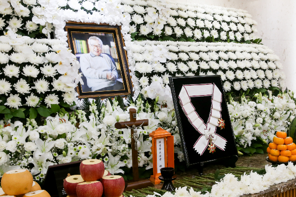 배우 이순재의 영결식이 오는 27일 거행된다. 사진은 서울 송파구 서울아산병원 장례식장에 마련된 배우 이순재의 빈소에 금관문화훈장이 놓여진 모습. /사진=스타뉴스(공동취재)