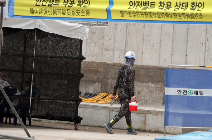 이번 개정으로 인해 중소·중견 원청업체들의 부담이 증가할 것이라는 지적이 제기된다. 명확한 기준 마련이 필요하단 의견도 나온다. 사진은 서울시내 한 공사현장 근로자의 모습. /사진=뉴시스
