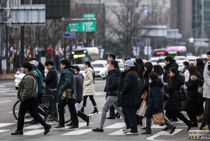 빠르게 늙어가는 한국의 노동 시장에서 정년 연장은 더 이상 미룰 수 없는 해묵은 과제다. 사진은 을사년 새해 첫 평일 출근일인 지난 1월2일 서울 종로구 광화문네거리에서 직장인들이 출근하고 있는 모습. /사진=뉴시스