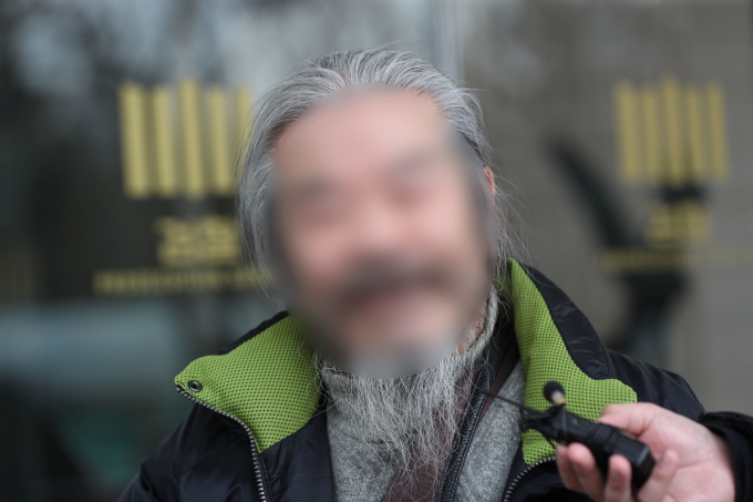 아동 성폭행범 조두순(73)이 외출제한 명령을 위반한 혐의에 대해 일부 부인했다. 사진은 지난해 3월 경기 안산시 단원구 수원지방검찰청 안산지청에서 첫 공판을 마친 뒤 취재진의 질문에 답한 아동 성범죄자 조두순. /사진=뉴스1