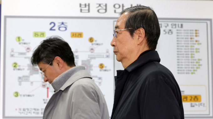 내란방조 등 혐의를 받는 한덕수 전 국무총리의 1심 재판이 내년 1월21일 선고된다. 사진은 26일 서초구 서울중앙지방법원에서 열린 1심 결심공판을 마치고 나온 한덕수 전 국무총리. /사진=뉴시스(공동취재단)