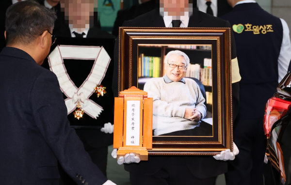 국민배우 이순재가 영면에 들었다. 사진은 배우 이순재가 91세를 일기로 별세한 가운데 27일 오전 서울 송파구 아산병원에서 열린 발인식에서 고인의 영정이 운구되는 모습. /사진=뉴스1