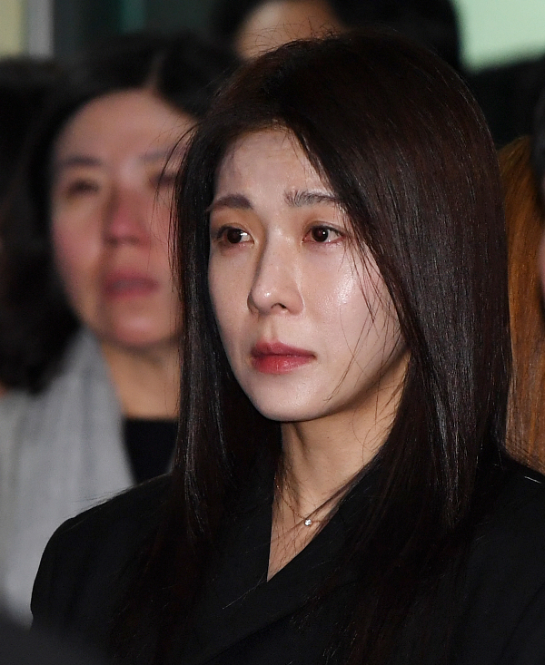 국민배우 이순재가 영면에 든 가운데 배우 하지원이 추모사를 전했다. 배우 이순재가 91세를 일기로 별세한 가운데, 27일 오전 서울 송파구 아산병원에서 열린 발인식에서 배우 하지원이 슬픔에 잠긴 모습. /사진=뉴스1